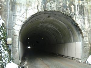 同年中に廃止された加茂隧道の在りし姿