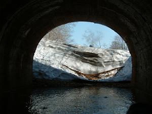 雪壁に閉ざされた栗子隧道内プール。足が死んだ冷たくて。