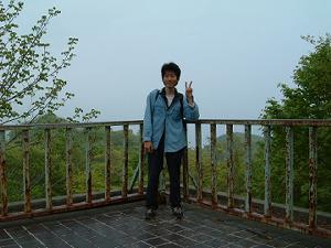 誰もが写真を撮りたくなる風光明媚の地にて、ベタなポーズで自分撮り…ヨッキれんなりの、メジャーへの反抗か?!