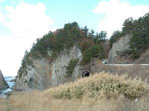 岩崎村仙北岩を貫く旧国道と鉄道のトンネル