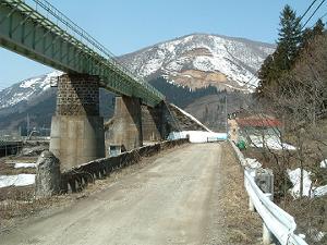 最上町より旧高橋川橋と、並行する陸羽東線の鉄橋