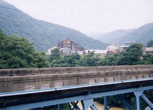旧和賀仙人橋と、巨大工場群