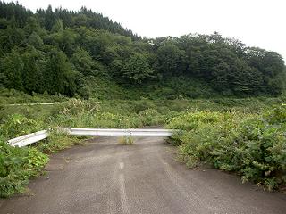 入ってすぐに封鎖されている旧道の写真