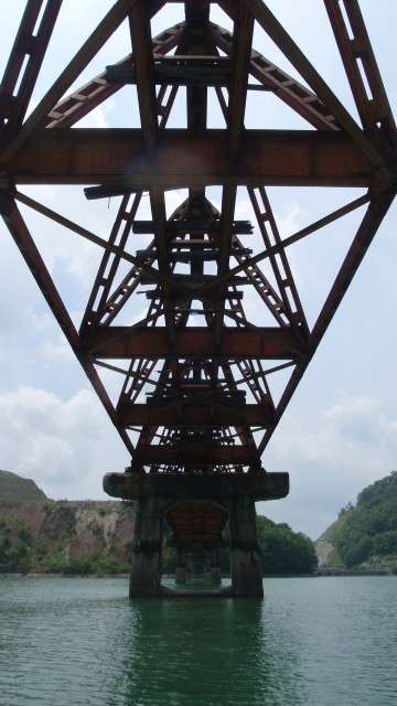 三弦橋の勇者。 (画像サイズ: 360×640 73kB)
