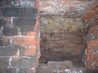内壁の煉瓦に穿たれた３０ｃｍ四方の窓。穴は煉瓦を突き抜けまで地肌に通じている。